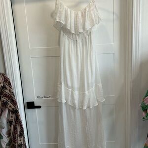 Lilly’s Kloset White tiered ruffle strapless Dress S